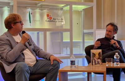 El leonés Luis Artigue presenta en el Palacio de la Isla su última novela, la distopía ‘Trumpsilvania’