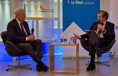 El periodista Ernesto Sáenz de Buruaga comparte su trayectoria personal y profesional en el Palacio de la Isla para el programa ‘Emeritus’