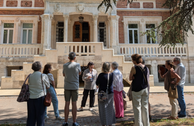 Los ‘Sábados en Palacio’ acerca a un centenar de visitantes la historia de la sede del Instituto de la Lengua