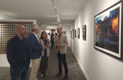 La fotografía de José Ramón Vega y la poesía de Sánchez Santiago llegan a Toro en la muestra ‘Ciertos deslumbramientos’